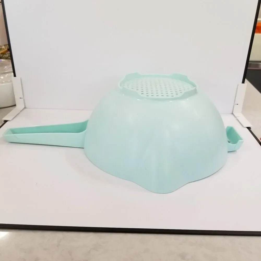 Tupperware 1523 Mint/Aqua Greenish blue 2 Qt Colander Strainer w/ Handle & Spout